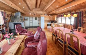 Ruang duduk di Beautiful Home In Svingvoll With Sauna