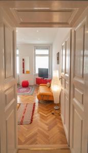 een woonkamer met een bank en een tafel bij Anett's downtown apartment in Boedapest