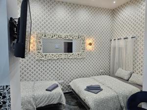 Posteľ alebo postele v izbe v ubytovaní Downtown Apartments
