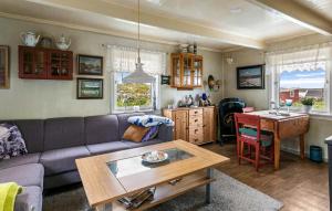 Posezení v ubytování Cozy Home In Norddyry With Kitchen