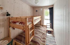 - une chambre avec 2 lits superposés et une fenêtre dans l'établissement 3 Bedroom Nice Home In Tretten, à Tretten