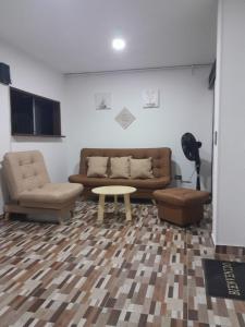 sala de estar con sofá y mesa en Hanna's House., en Villavicencio
