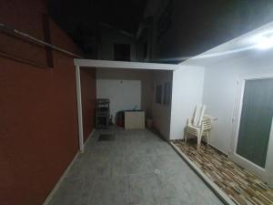 an empty room with two chairs and a table at Hanna's House. in Villavicencio