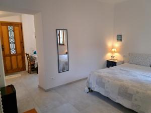 - une chambre avec un lit et un miroir mural dans l'établissement Affittacamere Sophie, à Monterosso al Mare