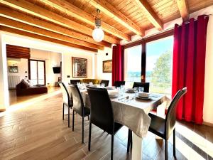 une salle à manger avec une grande table et des chaises dans l'établissement Villa Riflessi - Manerba del Garda, à Manerba del Garda