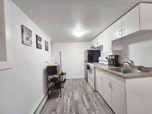 Η κουζίνα ή μικρή κουζίνα στο Affordable Double Bed Parking Downtown A plus WiFi