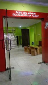 Una habitación con escalera y bancos en un edificio. en Hotel Grand Atlet Bengkulu, en Bengkulu