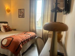 Hotel U Campanile في Vivario: غرفة نوم صغيرة بها سرير ونافذة