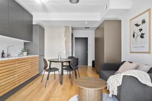un soggiorno con divano e tavolo di Modern luxury apartment a Arhus
