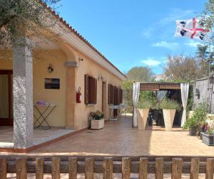 un cortile di un edificio con recinzione di Affittacamere b&b Il FIORE a Posada