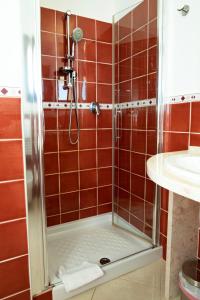 La salle de bains est pourvue d'une douche et d'un lavabo. dans l'établissement Calajunco1985 - Sardinia Travel Experience, à Porto San Paolo