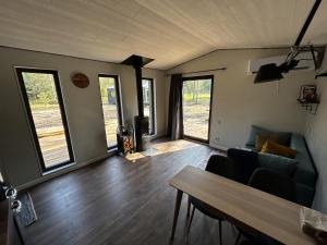 uma sala de estar com um sofá e uma mesa em Kesterciema Buki - vacation house in Kesterciems em Ķesterciems