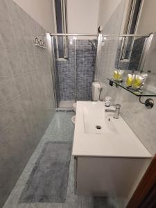 ein Bad mit einem Waschbecken und einer Dusche in der Unterkunft Casa LA MARINA in Manarola