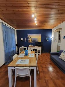 ein Wohnzimmer mit einem Tisch und einem Sofa in der Unterkunft Casa LA MARINA in Manarola