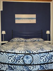 マナローラにあるCasa LA MARINAのベッドルーム1室(ビーチの写真を撮影したベッド1台付)