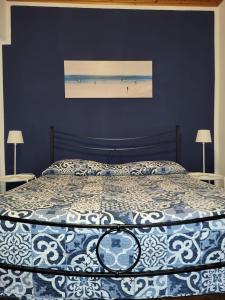 a bedroom with a bed with a picture of the beach at Casa LA MARINA in Manarola