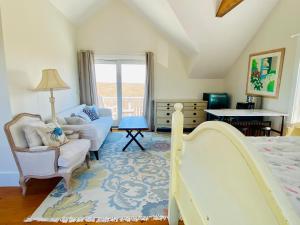 um quarto com uma cama e uma sala de estar em Relaxing guesthouse with pool, stunning views close to beach em Nantucket