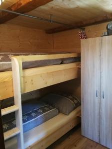 a bunk bed room in a log cabin at Almhütte Andrea in Wildschönau