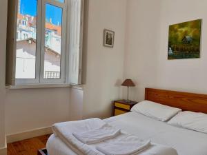 1 Schlafzimmer mit 2 Betten und einem Fenster in der Unterkunft 2 Bedroom, 2 Bathroom - Palma Residence in Lissabon
