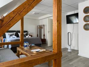 a living room with a bed and a table at City Nowa 1 in Nürnberg