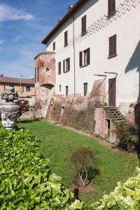 un gran edificio con un patio delante en AGRITURISMO CASTELLO BECCARIA, en Pieve del Cairo