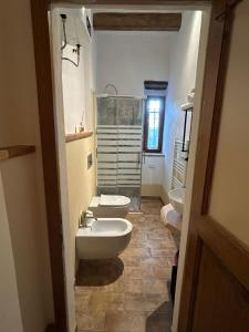 a bathroom with two sinks and two toilets at Borgo di Mezzo in Castelnuovo dellʼAbate