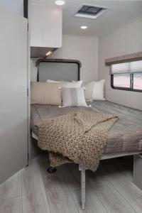 En eller flere senge i et værelse på Destifind Motorhome
