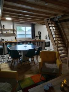 uma cozinha e sala de jantar com mesa e cadeiras em Appartement gîte du Gardoir em Boresse-et-Martron