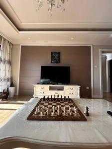 乌兰巴托Classic apartment at Circus的客厅里，地板上摆着一块大棋盘