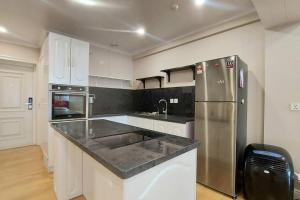 Classic apartment at Circus的厨房或小厨房
