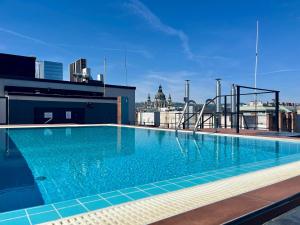 Rames-Cosmo Downtown Apartment with rooftop POOL في بودابست: حمام سباحة على سطح مبنى