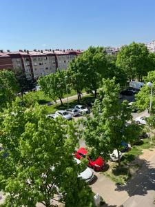 ザグレブにあるRita Apartment-FREE PARKING&WIFIの車や木の立ち並ぶ駐車場の空中風景