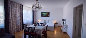 a dining room with a table and a room with a bed at Apartment nahe Rosenhügel in Vienna
