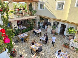 Een restaurant of ander eetgelegenheid bij Arial Penthouse Suites