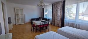 a dining room with a table and chairs in a room at Apartment nahe Rosenhügel in Vienna