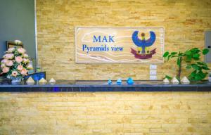 Certificato, attestato, insegna o altro documento esposto da Mak Pyramids View