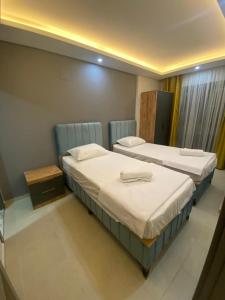 um quarto com duas camas e uma mesa em Loca Marin em Mersin