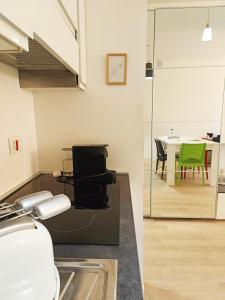 cocina con mesa y comedor verde en YR Apartments Milan - Navigli - Pizza&Pasta Apartment, en Milán