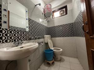 uma casa de banho com um lavatório e um WC em Marina trail em Dharamshala