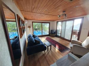 uma vista superior de uma sala de estar com sofás em Watermill Villa & Hotel Faralya em Fethiye