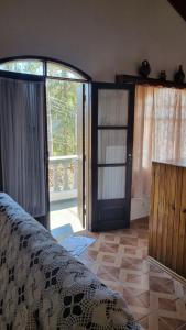 a room with an open door to a room with a door at Apartamentos Roncalli Monte Verde in Monte Verde