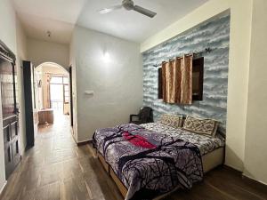 um quarto com uma cama e uma parede com um mural de nuvens em Marina Group of hotel Trail em Dharamshala