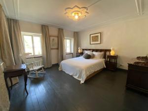 1 dormitorio con 1 cama, mesa y sillas en Country house 'Un der Attert', en Boevange-sur-Attert