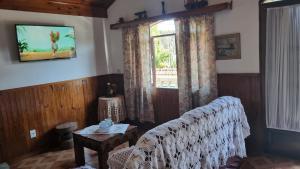 a living room with a table and a window at Apartamentos Roncalli Monte Verde in Monte Verde