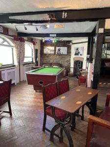 ein Zimmer mit einem Billardtisch und einer Tischtennisplatte in der Unterkunft The New Inn in Cinderford