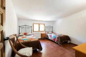 a bedroom with two beds and a window at Hacienda Sierra del Pozo -Especial Grupos- in Pozo Alcón +94 photos
