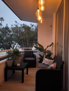 - un salon avec un canapé et une table dans l'établissement Golf vila3, à San Miguel de Abona