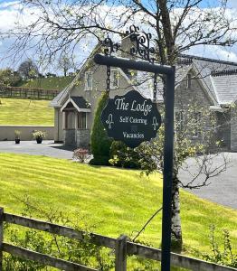 ein Zeichen für die weiche Mitte vor einem Haus in der Unterkunft The Lodge Donegal Town in Donegal