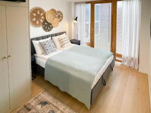 奈达theNida的一间卧室，配有一张床、枕头和一扇窗户