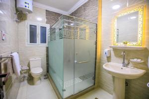 Bagno di Mak Pyramids View